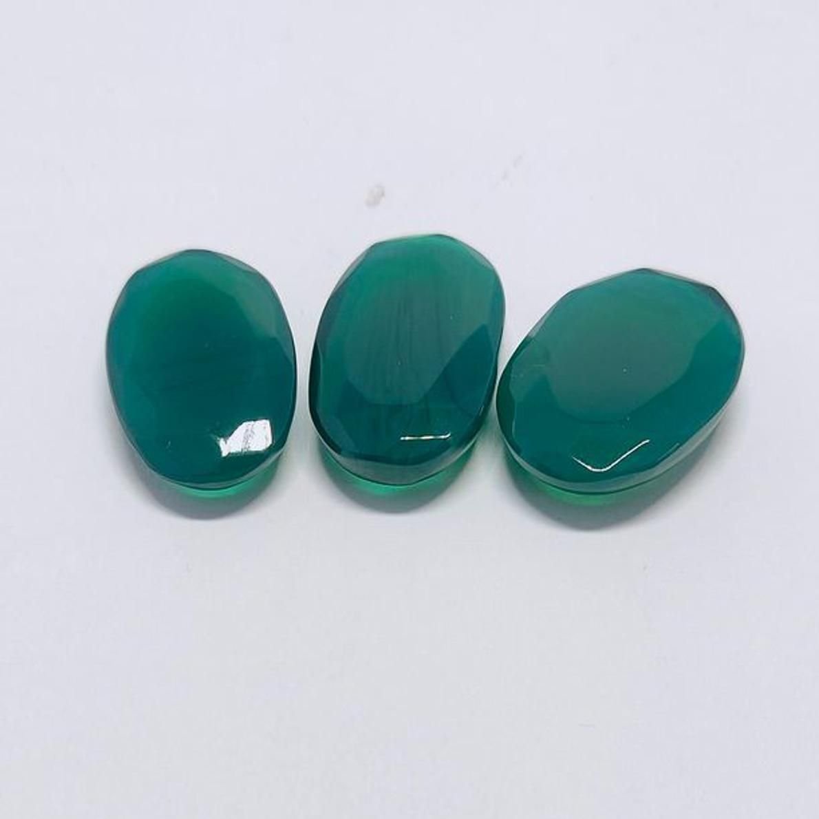 Emerald (Panna) 18.5 CRT ± 1 CRT Gemstone For Men &